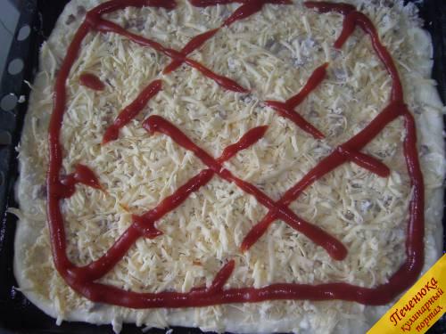 6) Завершающий штрих – кетчуп. Все составляющие пиццы полить кетчупом и поставить блюдо запекаться в духовку.