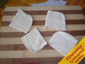 4) Готовое слоеное тесто нарежу квадратиками.