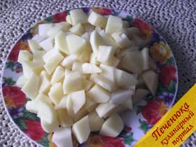 3) Картофель начистим и порежем кубиками. Добавим в бульон. Также добавим в суп ложку риса.