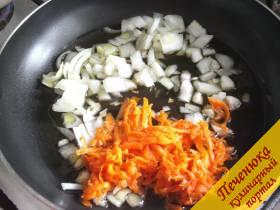 5) Морковь натрем на крупной терке и вместе с луком спассеруем на растительном масле.