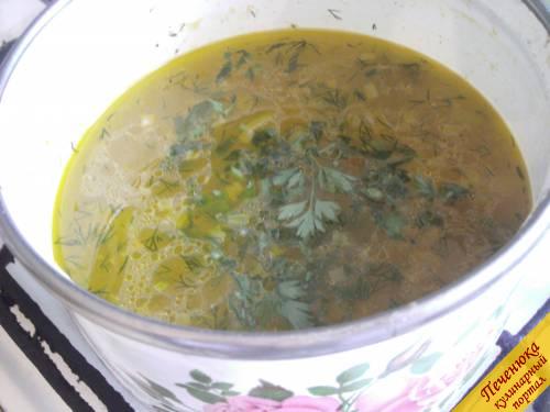 7) Добавить огурцы в кастрюлю. Огуречный рассол процедить и добавить к содержимому. Рассол нужно добавлять осторожно, понемногу, так как можно пересолить суп. В конце посолить рассольник по вкусу.