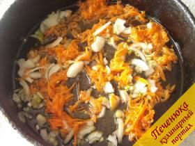 6) Лук и морковь измельчу, выложу на сковороду, добавлю к ним почки и обжарю все на растительном масле. Ингредиенты добавлю в кастрюлю.