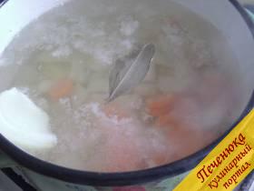 3) Туда же добавим нарезанную кружочками морковь, луковицу и лавровый лист. По желанию можно добавить немного пшена.