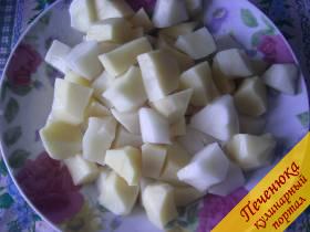5) За это время подготовлю другие продукты. Картофель начищу и нарежу на крупные кубики.