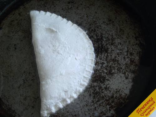 11) На сковороду наливаем растительное масло. Масла не должно быть мало: чебурек должен как бы плавать в нем. Разогреваем масло и выкладываем чебуреки. Поджариваем с обеих сторон.