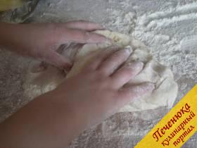 8) Вымешивать нужно долго, пока тесто не перестанет прилипать к рукам. При необходимости можно добавить еще муки.