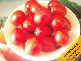 1) Для литровых банок возьмем некрупные помидоры.