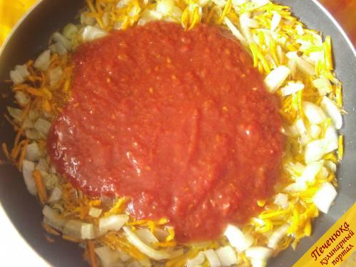 5) Приготовим заправку. Лук и морковь измельчим, спассеруем на растительном масле, добавим томатный соус. Через полчаса от начала кипения заправку добавим к перцу. Потушим еще 30-40 минут.