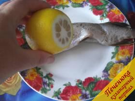2) Посолим со всех сторон и изнутри, выдавим на тушку рыбы сок половины лимона, посыпем специальными рыбными приправами.