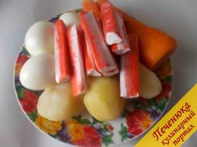 1) Подготовим ингредиенты для салата на Новый год: отварим овощи, яйца, почистим.