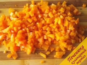 3) Крупная морковка будет вариться не меньше часа, а скорее всего, даже и больше. Почистим ее и нарежем помельче.