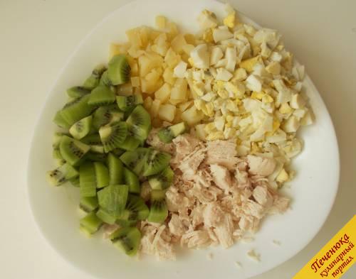 7) Соединим ингредиенты новогоднего салата, добавим соль, перец, майонез. Лук лучше взять сладкий крымский и тоже меленько его нарезать. 
