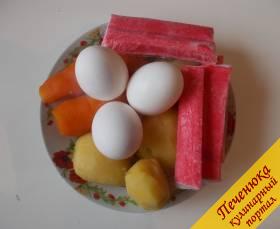2) Яйца сварим вкрутую, картофель и морковь отварим «в мундире», затем почистим. 