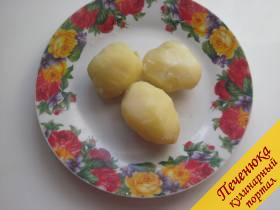 4) Горячий картофель быстро почистим.