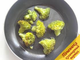 3) Обжарим соцветия капусты брокколи на растительном масле.