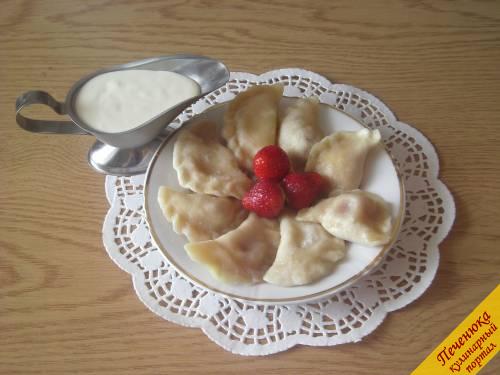 8) Шумовкой выкладываем на тарелку. Подаем со сметаной или с фруктовым либо ягодным сиропом.