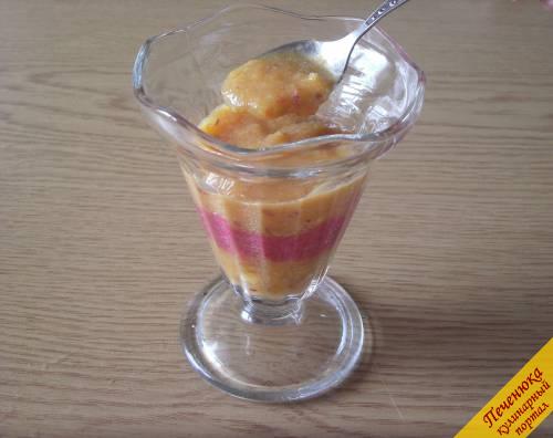 5) Приступаем к сборке малинового смузи с персиком. Малиновую и персиковую массы выложим слоями, чередуя. 