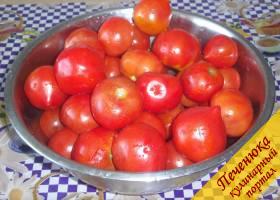 1) Помидоры помою, переберу. Примятые помидоры вполне пригодны для томатного сока, но вот подпорченные, подгнившие надо удалить. Для приготовления сока нужно взять помидоры спелые, дозревшие.