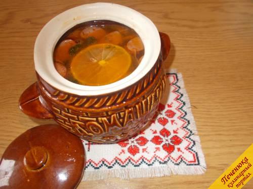 7) Мясную солянку в горшочках подаем с лимоном, по желанию - со сметаной и зеленью.