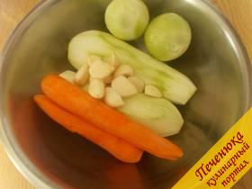 1) Вначале подготовим необходимые овощи. А понадобятся нам кабачки, лук, чеснок, морковь. С кабачков снимем шкурку, морковь, лук и чеснок почистим. 