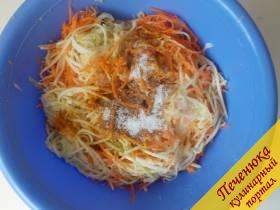 3) То же самое сделаем и с морковкой. Добавим приправу для морковки по-корейски, соль, перемешаем.