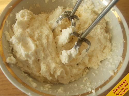 5) Добавим сливочное масло и взобьем массу миксером до пышного однородного состояния. Крем для Наполеона готов. Можно использовать его для приготовления торта и слоеных пирожных, а также для других десертов.