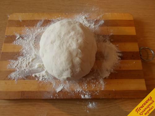 5) Перемещаем тесто на доску, посыпанную мукой, и в несколько движений получаем мягкое тесто для пиццы, удобное для разделывания. Готовое тесто используем по назначению.