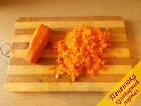 2) Мелко нарежем морковку.