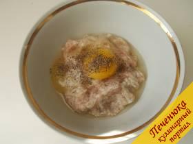 2) Фарш не должен быть слишком крутым, иначе у нас не получится размазать его по вафельному коржу, поэтому добавим яйцо.