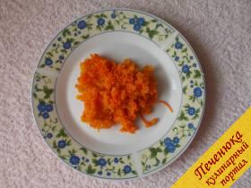 4) Морковку для украшения салата из куриного филе натрем на мелкой терке. 