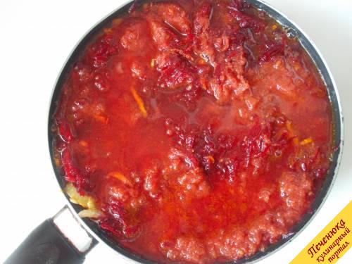6) К заправке добавим томатную пасту, воду (около полстакана), уксус и будем тушить минут 20.