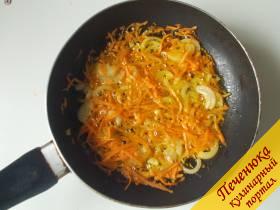 3) Приготовим пассеровку из овощей - морковки и лука.