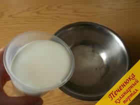 1) Заварной крем готовим на основе молока, сахара и муки. Сахар смешиваем с молоком и ставим вариться на огонь. 