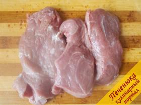 1) Мясо выбрали, начинаем готовить антрекот из говядины. Мясо нарежем стейками около полутора сантиметров толщиной.