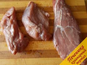 1) Сегодня мы будем готовить бефстроганов, как и полагается, из говядины. Мясо нарежем на плоские не толстые пластины.