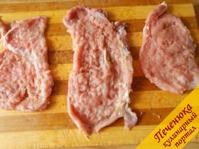 2) Каждый пласт мяса хорошо отобьем (но не в сеточку).