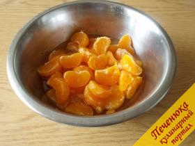3) Выложим мандариновые дольки в миску с сахарным сиропом.