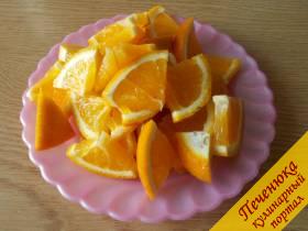 2) Один апельсин мы нарежем вместе с кожурой. Другой почистим и только потом нарежем.