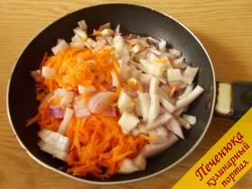 2) Морковь и лук поджариваем на свином жире или рафинированном растительном масле.