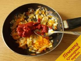 4) В оставшуюся пассеровку добавим томатную пасту, перемешаем и немного потушим.