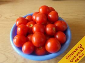 1) Для домашнего кетчупа нам нужно взять хорошие спелые помидоры. Они могут быть мятыми, слегка поврежденными, но не гнилыми. Желательно также, чтобы внутри не было белых прожилок. К сожалению, сейчас очень многие помидоры грешат этим. 