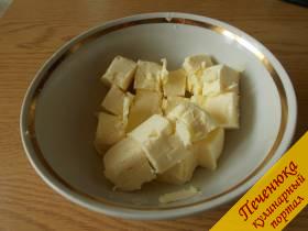 1) Сливочное масло нарезаю кусочками. Если масло находилось в морозилке, то его предварительно нужно разморозить, чтобы миксер мог справиться с ним.