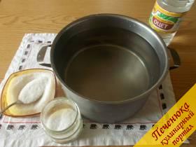 2) Маринад для огурчиков по-болгарски готовим традиционно: сахара берем в два раза больше, чем соли. На данном этапе уксус не добавляем. Добавим его непосредственно в банку. Маринад прокипятим.