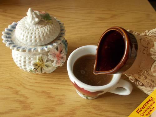 4) В готовый кофе с корицей по вкусу добавляем сахар и пьем горячим.