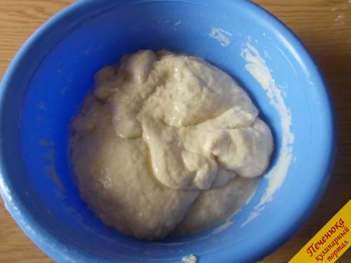 5) Далее снова помещаем тесто в миску и добавляем растопленное масло. Еще раз вымешиваем.