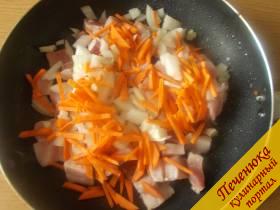 2) Добавим морковь, нарезанную соломкой, и измельченный лук. Пассеруем.