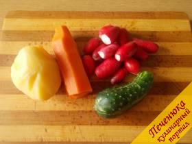 1) Подготовим овощи. Для окрошки отварим картофель и морковь. Почистим их. Редис хорошо промоем, обрежем зелень и хвостики. Огурец можно использовать как свежий, так и маринованный.