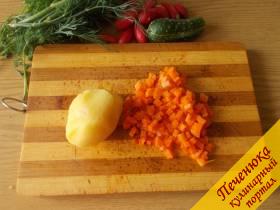 2) Картошку и морковку нарежем кубиками, огурец и редис – произвольно.