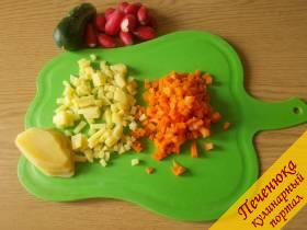 2) Картошку и морковку почистим и нарежем кубиками.