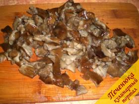 2) Мелко порубить вареные грибы и лук 